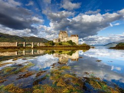 Zamek Eilean Donan Castle, Chmury, Odbicie Jezioro Loch Duich, Most, Szkocja, Wzgórza